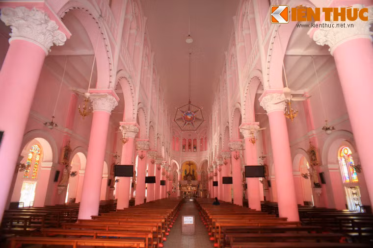 Nội thất nhà thờ khá bề thế với hai hàng cột Gothic. Hàng cột biên bên trái là nơi có các bệ tượng các vị thánh nữ, bên phải là bệ tượng các thánh nam.