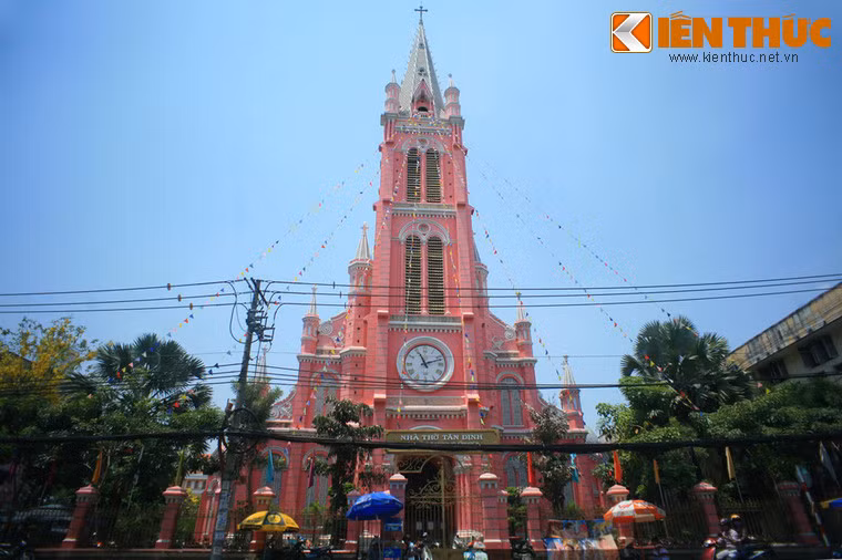 Nhà thờ có tên chính thức là Nhà thờ Thánh Tâm Chúa Giêsu Tân Định, được khởi công vào năm 1870 và khánh thành vào ngày 16/12/1876.