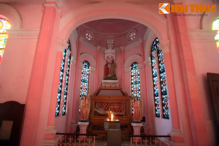 Các chi tiết kiến trúc trong thánh đường sơn màu hồng với các mức độ đậm nhạt khác nhau, tạo nên vẻ hài hòa.