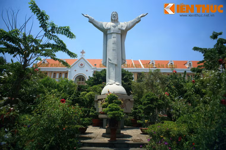 Trong khuôn viên nhà thờ còn có tượng Chúa dang tay và Phòng khám đa khoa Thánh Tâm Tân Định - một cơ sở y tế trực thuộc giáo xứ Tân Định.