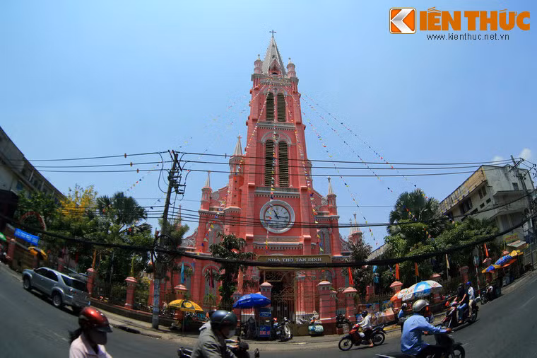 Ngày nay, nhà thờ Tân Định là một điểm tham quan nổi tiếng của TP HCM.