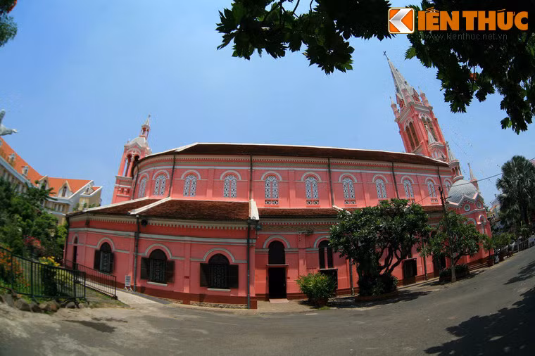 Trải qua hơn 1 thế kỷ, nhà thờ Tân Định đã trải qua nhiều lần tu sửa, mở rộng, nhưng vẫn giữ được nét kiến trúc ban đầu.