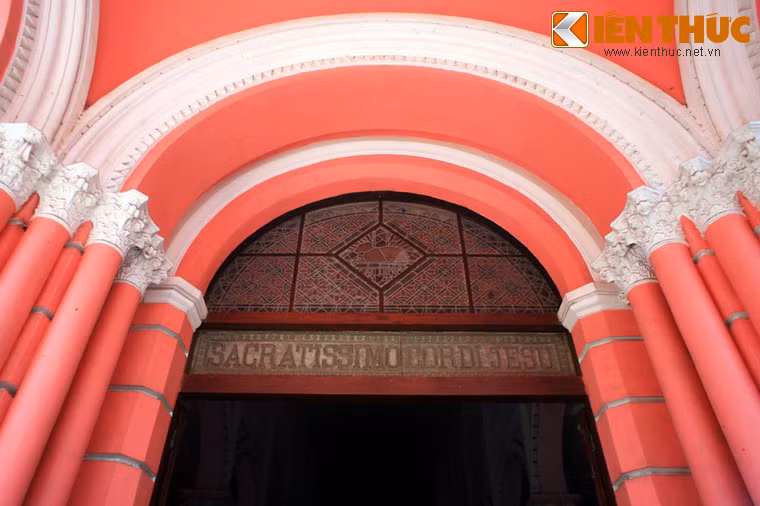 Cận cảnh các chi tiết trên vòm cổng chính.