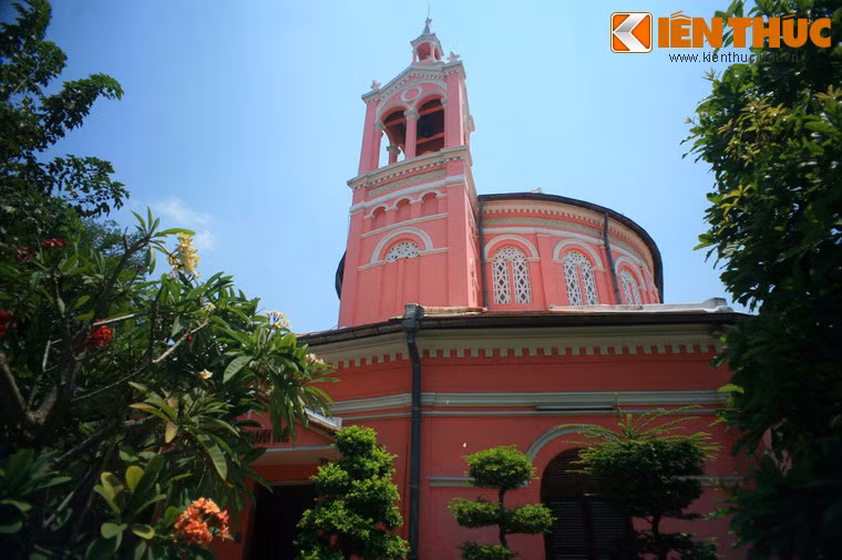 Về tổng thể, nhà thờ mang phong cách kiến trúc Gothic, nhưng các chi tiết trang trí lại mang ảnh hưởng phong cách Roman và Baroque.