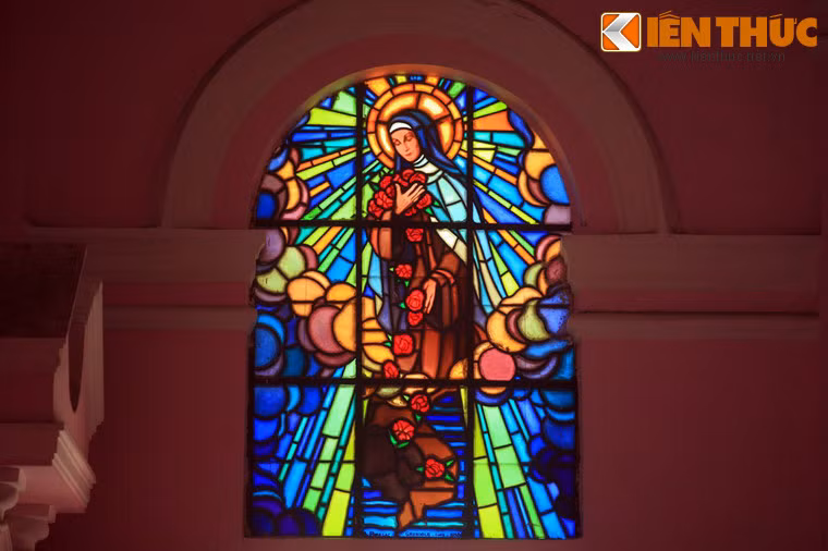 Các ô cửa sổ được lắp kính màu.
