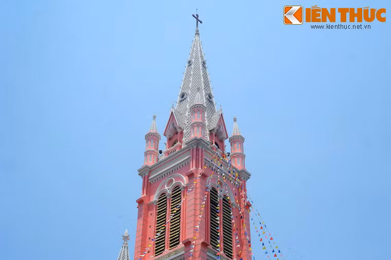 Trên đỉnh tháp chính cao 52,6 mét có cây thánh giá làm bằng đồng cao 3 mét. Bên trong có năm quả chuông, với tổng trọng lượng là 5,5 tấn.
