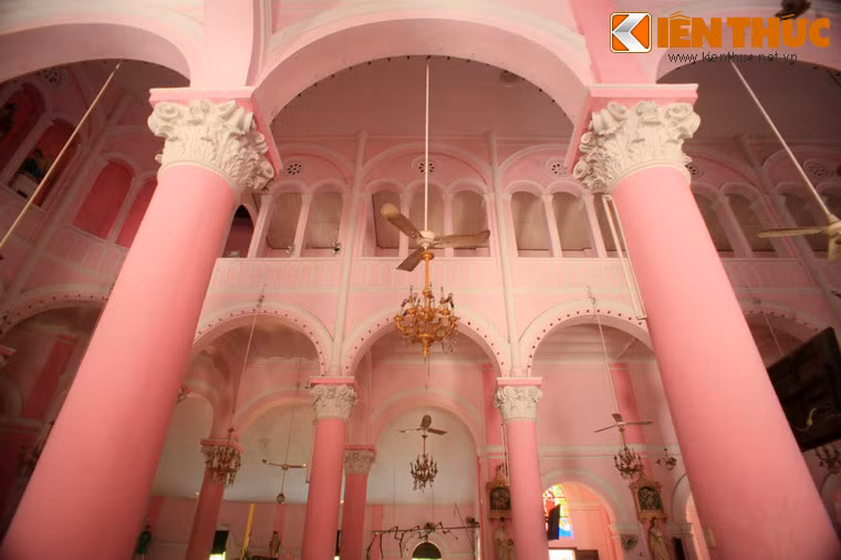 Kiểu thiết kế này tôn lên vẻ đẹp và sự uy nghiêm cho cả thánh đường.