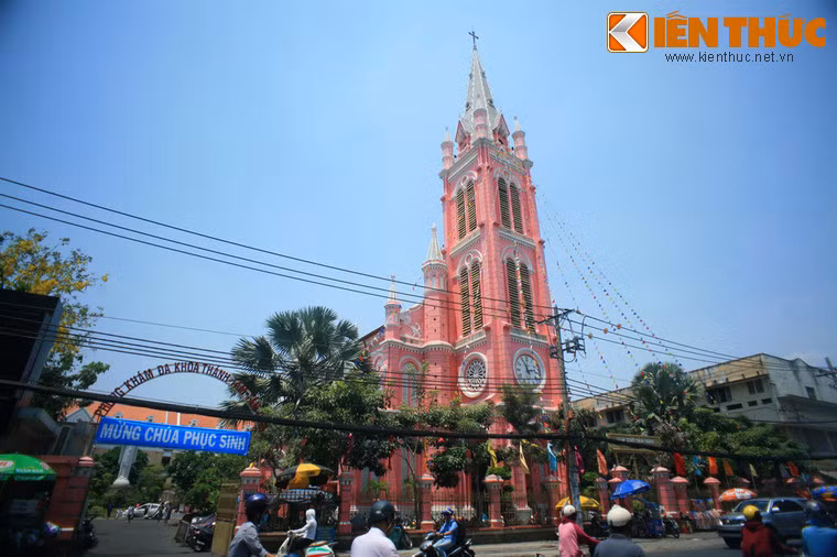 Nằm tại số 289 Hai Bà Trưng, phường 8, Quận 3 TP HCM, nhà thờ Tân Định là một nhà thờ cổ nổi tiếng được xây dựng ở Sài Gòn thời thuộc địa.