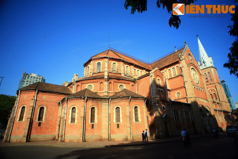 Năm 1895, nhà thờ xây thêm hai tháp chuông, mỗi tháp cao 57,6 m và có 6 chuông đồng lớn nặng 28,85 tấn. Trên đỉnh tháp có đính một cây thánh giá cao 3,50 m, ngang 2 m, nặng 600 kg. Tổng thể chiều cao từ mặt đất lên đỉnh thánh giá là 60,50 m.