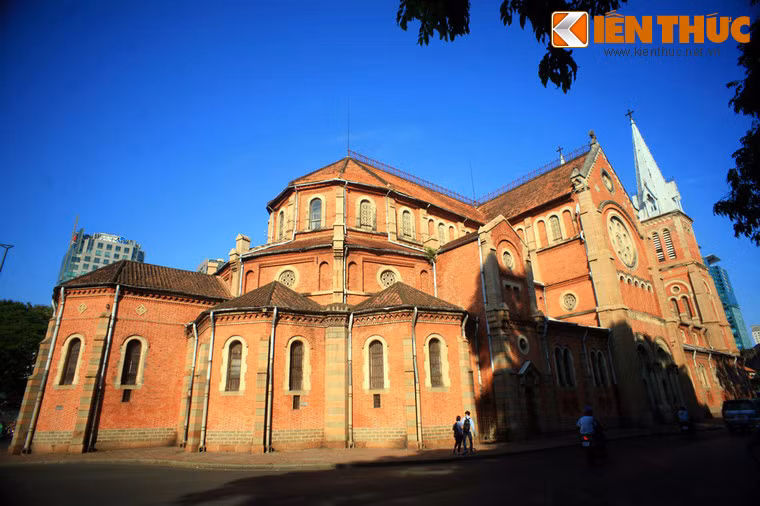 Năm 1895, nhà thờ xây thêm hai tháp chuông, mỗi tháp cao 57,6 m và có 6 chuông đồng lớn nặng 28,85 tấn. Trên đỉnh tháp có đính một cây thánh giá cao 3,50 m, ngang 2 m, nặng 600 kg. Tổng thể chiều cao từ mặt đất lên đỉnh thánh giá là 60,50 m.