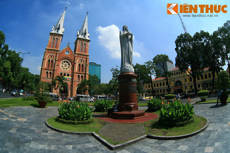 2. Tọa lạc tại khu vực trung tâm quận 1, nhà thờ Đức Bà Sài Gòn là một trong những công trình kiến trúc cổ nổi tiếng nhất của Sài Gòn. Nhà thờ khởi công từ ngày 7/10/1877, khánh thành ngày ngày 11/4/1880 nhân dịp Lễ Phục sinh.