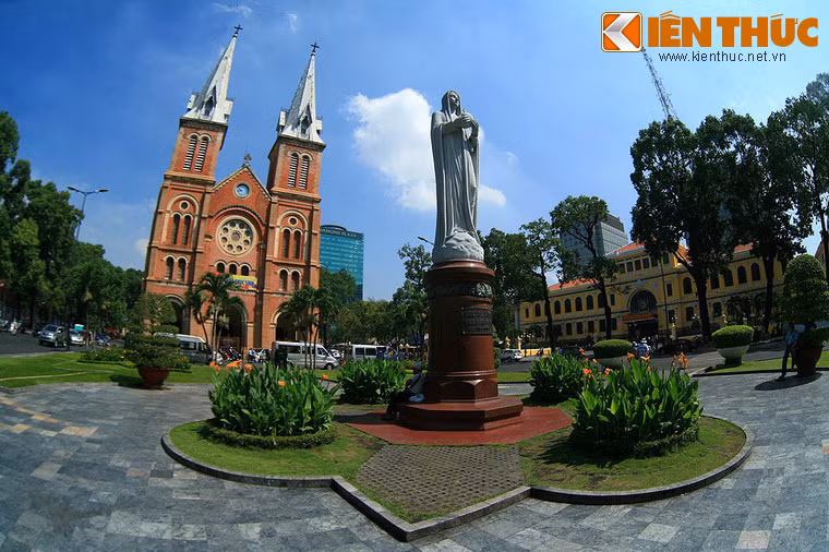 2. Tọa lạc tại khu vực trung tâm quận 1, nhà thờ Đức Bà Sài Gòn là một trong những công trình kiến trúc cổ nổi tiếng nhất của Sài Gòn. Nhà thờ khởi công từ ngày 7/10/1877, khánh thành ngày ngày 11/4/1880 nhân dịp Lễ Phục sinh.