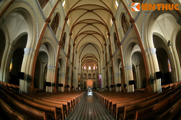 Nội thất thánh đường được thiết kế thành một lòng chính, hai lòng phụ tiếp đến là hai dãy nhà nguyện. Ba lòng của nhà thờ được ngăn cách bằng hai hàng cột chính hình, mỗi bên sáu chiếc tượng trưng cho 12 vị thánh tông đồ. Bàn thờ nơi Cung Thánh làm bằng đá cẩm thạch nguyên khối.