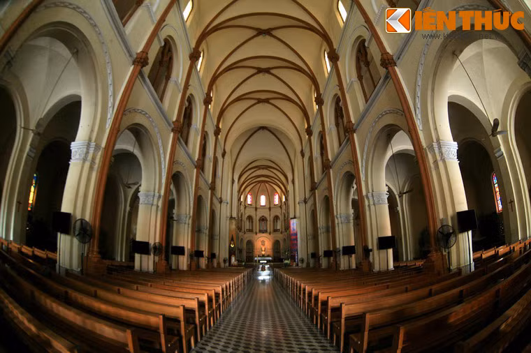 Nội thất thánh đường được thiết kế thành một lòng chính, hai lòng phụ tiếp đến là hai dãy nhà nguyện. Ba lòng của nhà thờ được ngăn cách bằng hai hàng cột chính hình, mỗi bên sáu chiếc tượng trưng cho 12 vị thánh tông đồ. Bàn thờ nơi Cung Thánh làm bằng đá cẩm thạch nguyên khối.