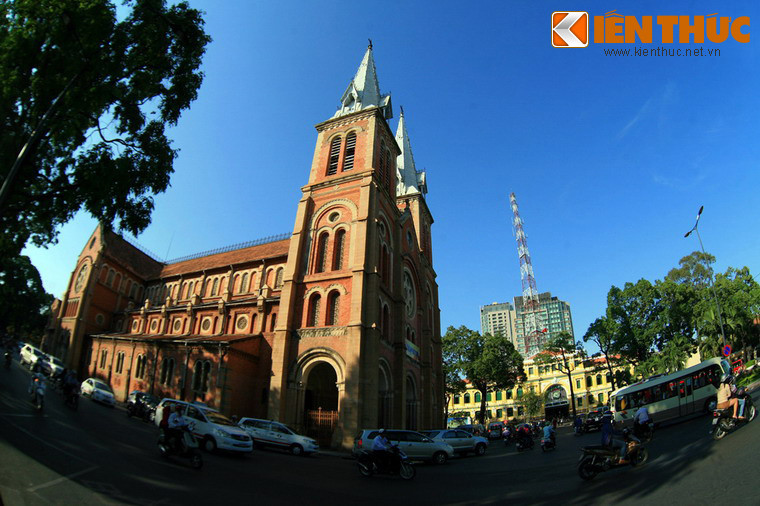 Ngày nay, nhà thờ Đức Bà được coi là một biểu tượng của Sài Gòn và là địa điểm mà bất cứ du khách nào cũng ghé thăm khi đặt chân đến thành phố lịch sử này.