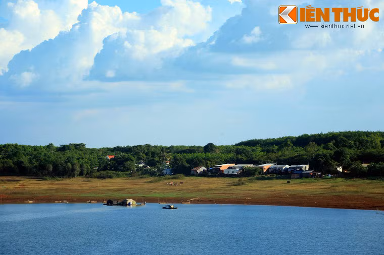 Hồ thủy điện Thác Mơ có diện tích khoảng 110km2, gồm rất nhiều nhánh len lỏi giữa các đồn điền trồng cây công nghiệp trên nền đất bazan màu mỡ.