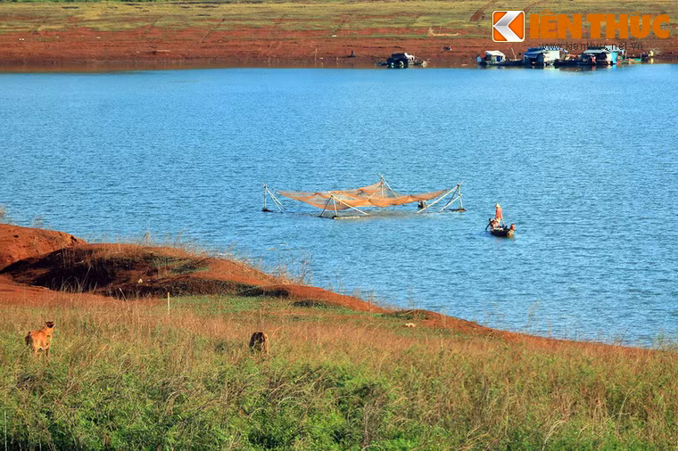 Ngoài chức năng sản xuất và cung cấp điện năng, điều tiết thủy lợi và kiểm soát lũ theo thiết kế, hồ Thác Mơ còn là nguồn sống của nhiều hộ dân làm nghề chài lưới sống ven hồ.
