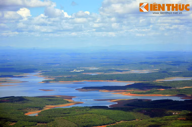 Nằm trên địa bàn hai huyện Phước Long và Bù Đăng của tỉnh Bình Phước, hồ Thác Mơ là một thắng cảnh nổi tiếng ở khu vực Đông Nam Bộ.