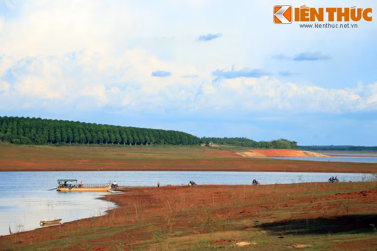 Giữa lòng hồ có 10 hòn đảo lớn nhỏ, tạo nên những nét chấm phá độc đáo cho cảnh quan nơi đây.