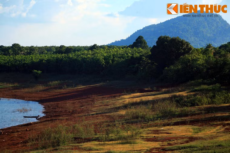 Phía Tây của bờ hồ có núi Bà Rá, ngọn núi cao thứ ba của Nam Bộ và cùng là một địa điểm tâm linh nổi tiếng trong khu vực.