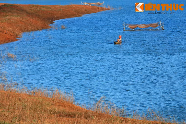 Đây là một hồ nước nhân tạo hình thành cùng thủy điện Thác Mơ, một công trình được khởi công xây dựng từ cuối năm 1991 và đưa vào sử dụng từ giữa năm 1995.