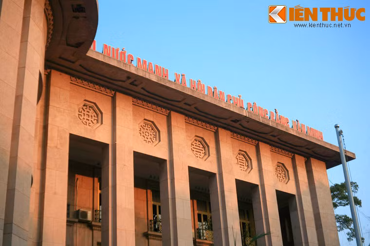 Nhìn chung, đại đa công trình Art Deco có mái bằng, sử dụng với liều lượng vừa phải các hoạ tiết trang trí trên mặt đứng. Tòa trụ sở Chi nhánh Ngân hàng Đông Dương cũng không phải ngoại lệ.