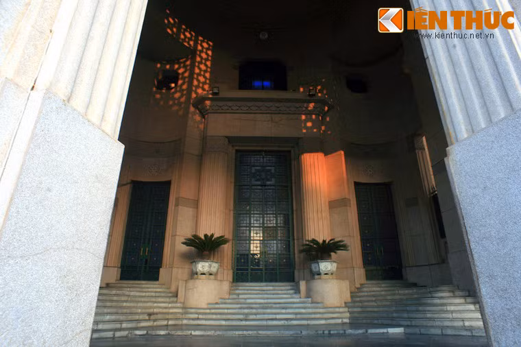 Thêm vào đó là các họa tiết trang trí bằng thép uốn hoặc đắp nổi bằng xi măng, thạch cao với đường nét mềm mại làm giảm bớt sự thô nặng của các khối chủ đạo.