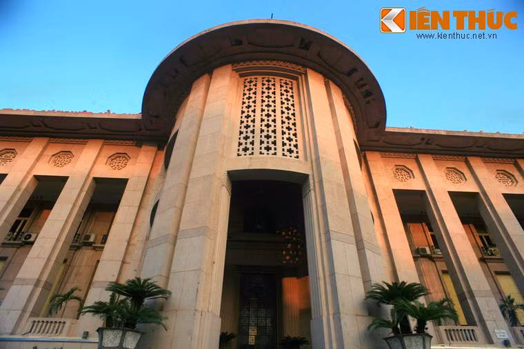 Những công trình xây dựng theo xu hướng này thường sử dụng những hình khối kinh điển trong bố cục không gian, các khối vuông, chữ nhật kết hợp với các khối bán trụ tạo ra một hình thức kiến trúc hiện đại và giản dị.