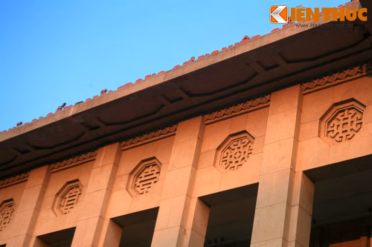 Tại Chi nhánh Ngân hàng Đông Dương, sự pha trộn ảnh hưởng văn hóa phương Đông trên công trình thể hiện ở những ô trang trí bát giác - dạng hình học gắn liền với quan niệm phong thủy của người Việt - trên các khung cửa mặt tiền.