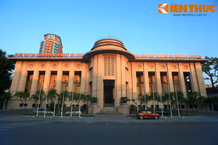 Đây là một phong cách kiến trúc mang tính cách tân, bắt đầu phát triển ở Hà Nội từ những năm 1920 và đặc biệt mạnh mẽ vào những năm 1930.