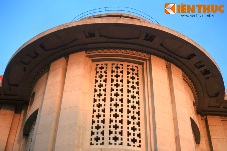 Art Deco cũng là hình loại kiến trúc được nghiên cứu và có nhiều sự cải biên nhằm tới sự hài hoà với khí hậu và cảnh quan Hà Nội.