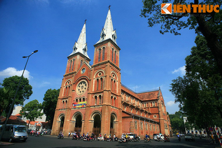 Sau thời gian công tác và học nghiệp vụ báo chí ở nước ngoài vài tư cách nhân viên quân sự của chế độ Sài Gòn, năm 1959 Phạm Xuân Ẩn về nước, làm điệp viên dưới vỏ bọc một nhà báo ở Sài Gòn. Ông làm cho hãng thông tấn Reuters, rồi tuần báo Time... Ảnh: Nhà thờ Đức Bà Sài Gòn.