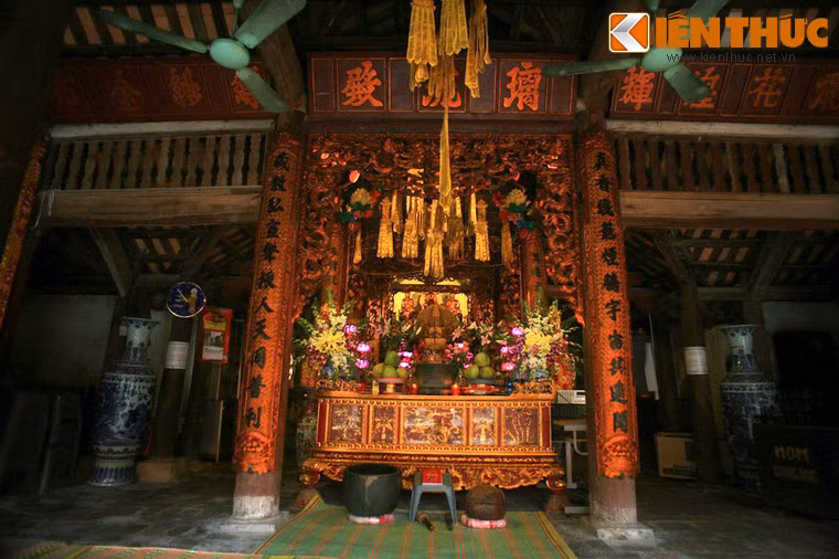 Thượng điện cũng gồm năm gian hai chái, kết cấu giống nhà Tiền đường, mang đậm nét kiến trúc thời Hậu Lê. Hệ thống tượng ở thượng điện được bài trí theo thứ tự: trên cùng là 3 pho Tam Thế; tiếp đến là A-di-đà và tứ Bồ-tát; lớp dưới là Văn Thù và Phổ Hiền; tiếp theo là Ngọc Hoàng và Nam Tào, Bắc Đẩu; tiếp nữa là Địa Tạng Vương và Phạm Thiên, Đế Thích; sau cùng là tòa Cửu Long và tượng Thích Ca sơ sinh.