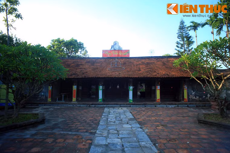 Nhà Tiền đường có quy mô năm gian hai chái, kết cấu kiến trúc kiểu con chồng đấu sen.