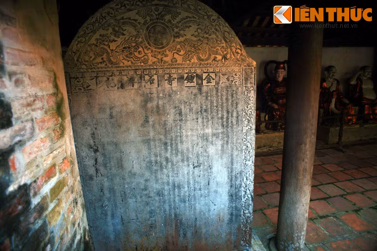 Một trong những hiện vật có giá trị nhất còn lưu giữ lại chùa là tấm bia đá dựng năm Vĩnh Thịnh thứ 7 (1711), bia ghi tên những người công đức tu sửa chùa. Phần đặc biệt của bia ghi lại cảnh đẹp của Phố Hiến và một số phường, như: Phường Hàng Bè, Hàng Sũ, Thợ Nhuộm, Cự Đệ, Hàng Thịt... mà nay chỉ còn trong dĩ vãng.