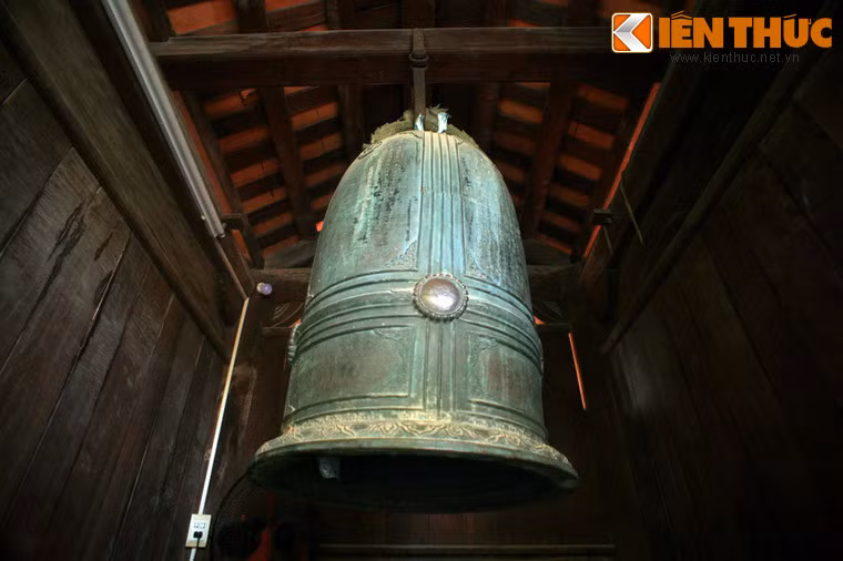 Dân làng cho là trời Phật giúp đỡ bèn góp công của dựng chùa, xây lầu treo chuông. Mỗi lần đánh chuông, tiếng vang xa hàng vạn dặm. Do vậy chùa có tên gọi là Kim Chung Tự (chùa Chuông Vàng), tên dân dã là chùa Chuông.