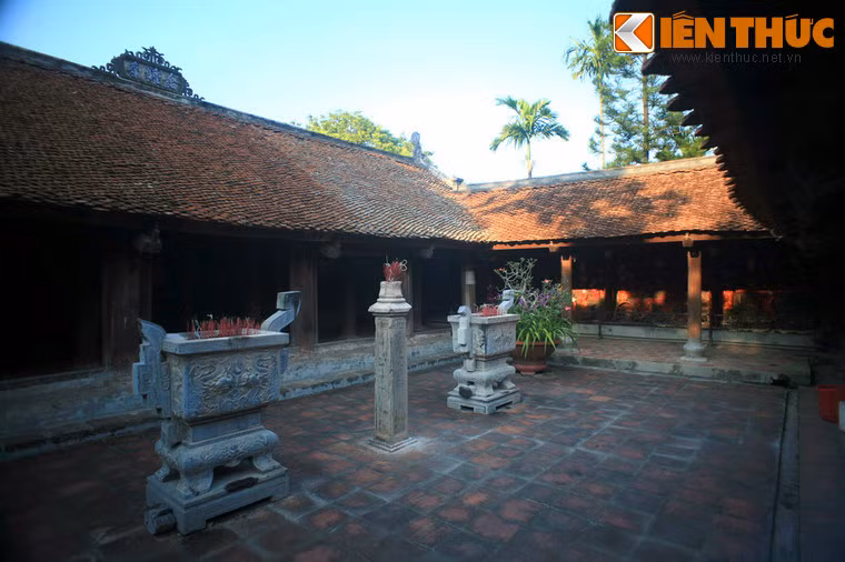 Nối giữa tiền đường và Thượng điện là khoảng sân, giữa sân có cây hương đá còn gọi là "Thạch trụ", bốn mặt khắc chữ Hán ghi công đức của nhân dân đóng góp tu sửa chùa.