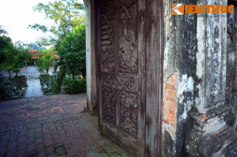 Tên gọi của chùa chuông Hưng Yên bắt nguồn từ truyền thuyết, theo đó, vào một năm đại hồng thủy, có một quả chuông vàng trên một chiếc bè trôi vào bãi sông trong vùng. Các nơi đua nhau kéo chuông về địa phương mình nhưng không được. Chỉ có những bô lão thôn Nhân Dục mới kéo được chuông.