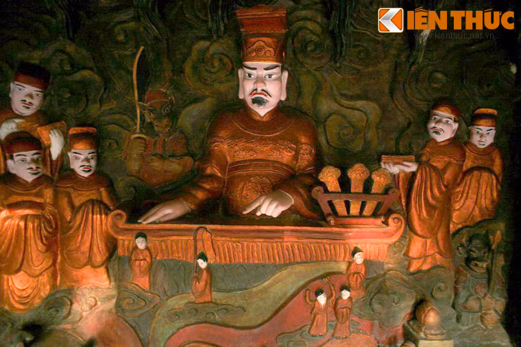 Các bức tượng ở đây diễn tả cảnh nhục hình mà con người phải trải qua nơi âm giới. Đây là triết lý nhân quả của nhà Phật, người ta tin rằng con người sống trên dương thế, khi từ giã cõi đời phải trải qua 10 cửa điện để Diêm Vương xét hỏi công và tội. Ứng với mỗi tội đồ là một hình phạt tương ứng.