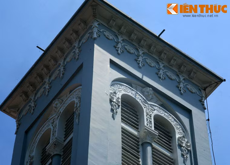 Chi tiết trang trí trên tháp chuông.