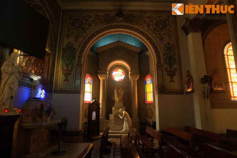 Ngoài ra, nhà thờ còn có hai mộ tượng của ông bà Lê Phát An nằm đối diện nhau, do hai nhà kiến trúc và điêu khắc Pháp nổi tiếng thực hiện. Hai ngôi mộ đều khắc bằng đá cẩm thạch và hoa cương vô cùng đẹp và sống động theo phong cách Phục Hưng.