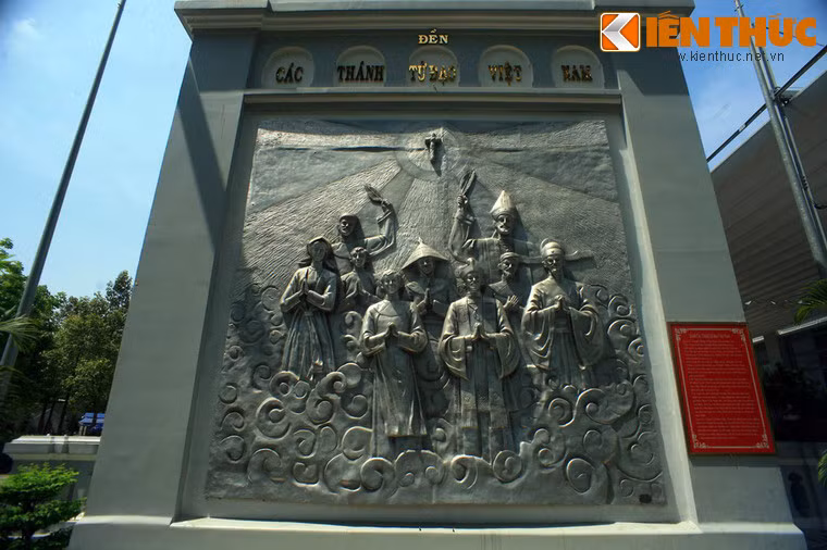 Đền các thánh tử đạo Việt Nam phía sau nhà thờ.