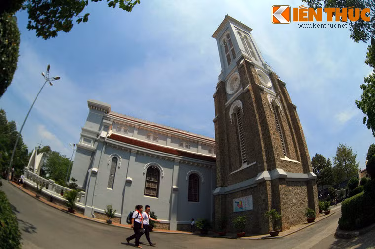 Tháp chuông nhà thờ ban đầu cao 30 mét, năm 1952 giảm xuống còn 19,5 mét vì lý do an ninh hàng không.