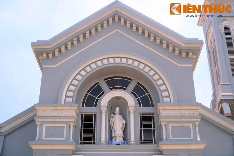 Phía trên cửa trước nhà thờ Hạnh Thông Tây có tượng Thánh Denis là thánh quan thầy của ông Denis Lê Phát An.