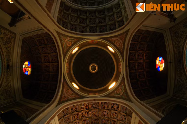 Chi tiết trang trí trên các vòm trần.