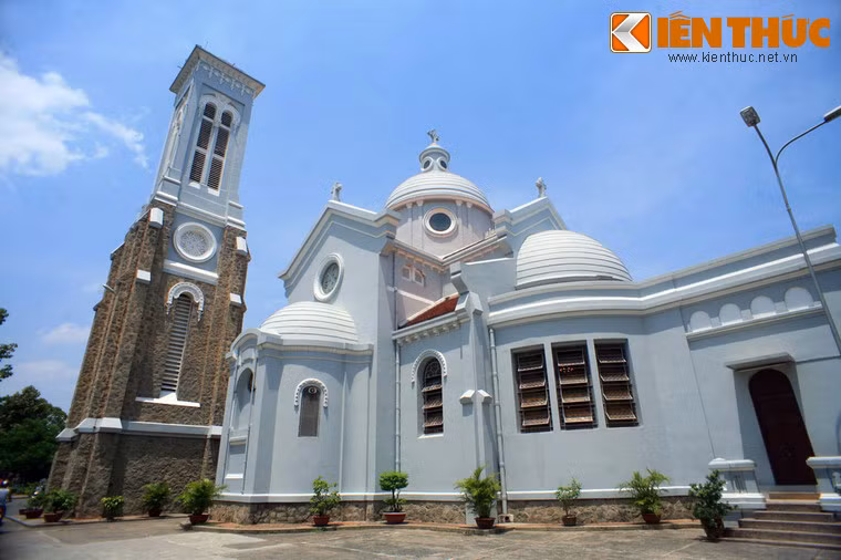 Về tổng thể nhà thờ Hạnh Thông Tây được xây dựng theo phong cách kiến trúc Byzantine.