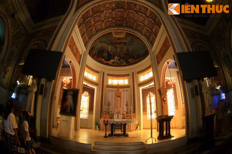 Trên nóc vòm nhà thờ được trang trí tranh khảm theo phong cách Byzantine mô tả cảnh Chúa Giêsu chết trên thập giá cùng một số hình ảnh các vị thánh khác.