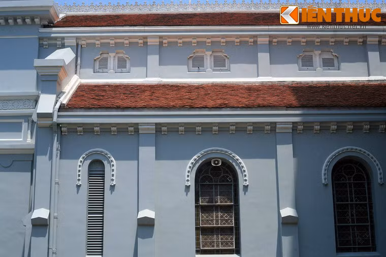 Các cửa số vòm tròn kiểu Byzantine.