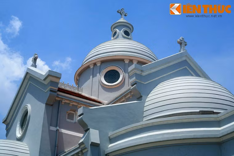 Việc lựa chọn kiến trúc Byzantine khiến nhà thờ Hạnh Thông Tây có kiến trúc khác lạ so với đại đa số các nhà thờ cổ ở Việt Nam - thường mang phong cách kiến trúc Gothic hoặc Roman.