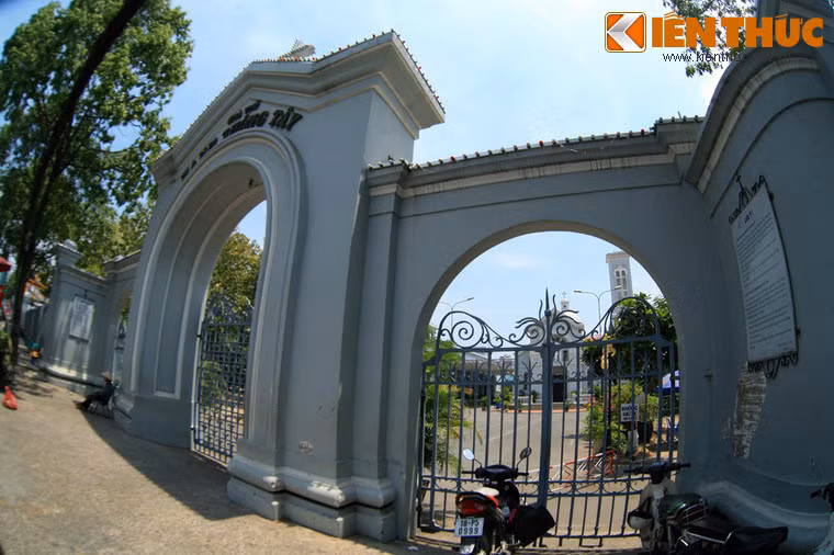 Tọa lạc tại số 53/7 Quang Trung, quận Gò Vấp, TP HCM, nhà thờ Hạnh Thông Tây (tên hiệu: Nhà thờ Thánh Giuse) là một trong những nhà thờ cổ nổi tiếng nhất của Sài Gòn xưa.